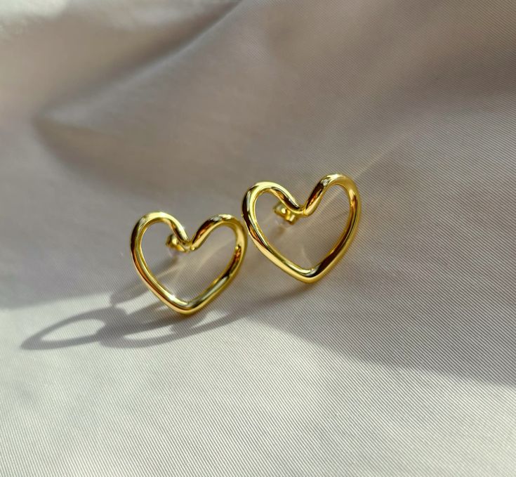 Minimal Heart Stud Earrings (Gold)