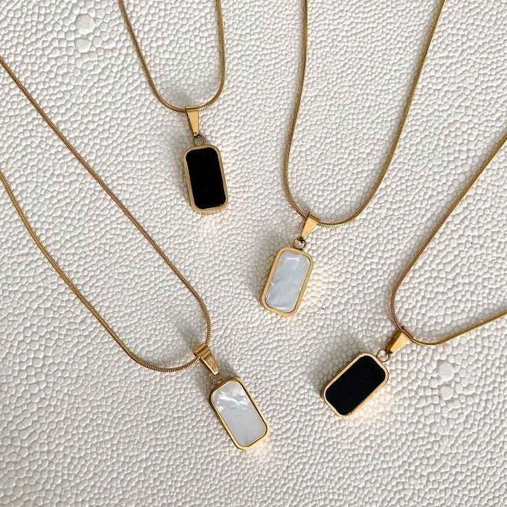 Classic Marble Pendant Necklace (Gold)