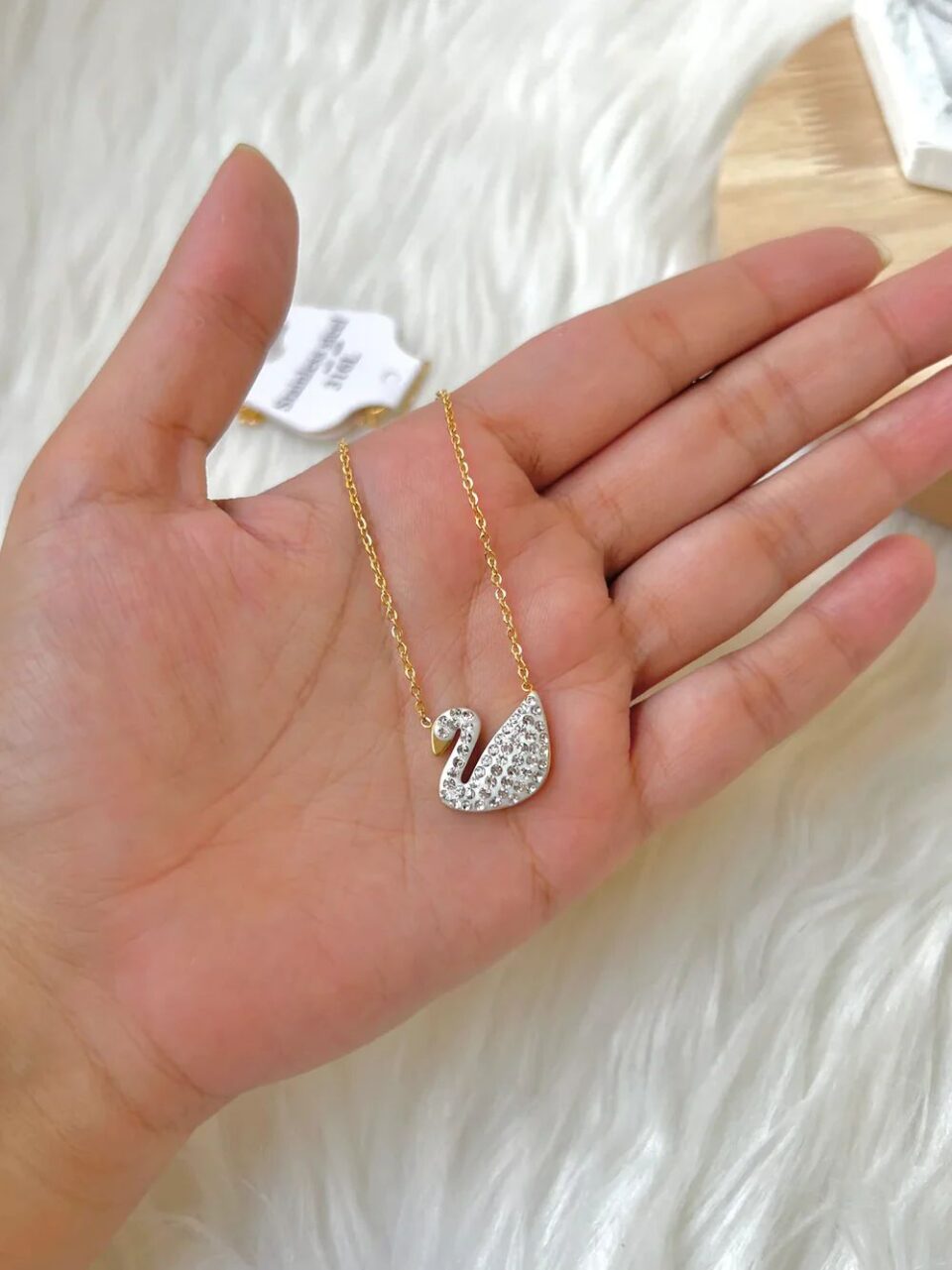 white Swan Pendant Necklace (Gold)